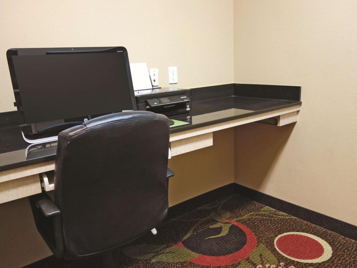 La Quinta by Wyndham Seguin - Housity