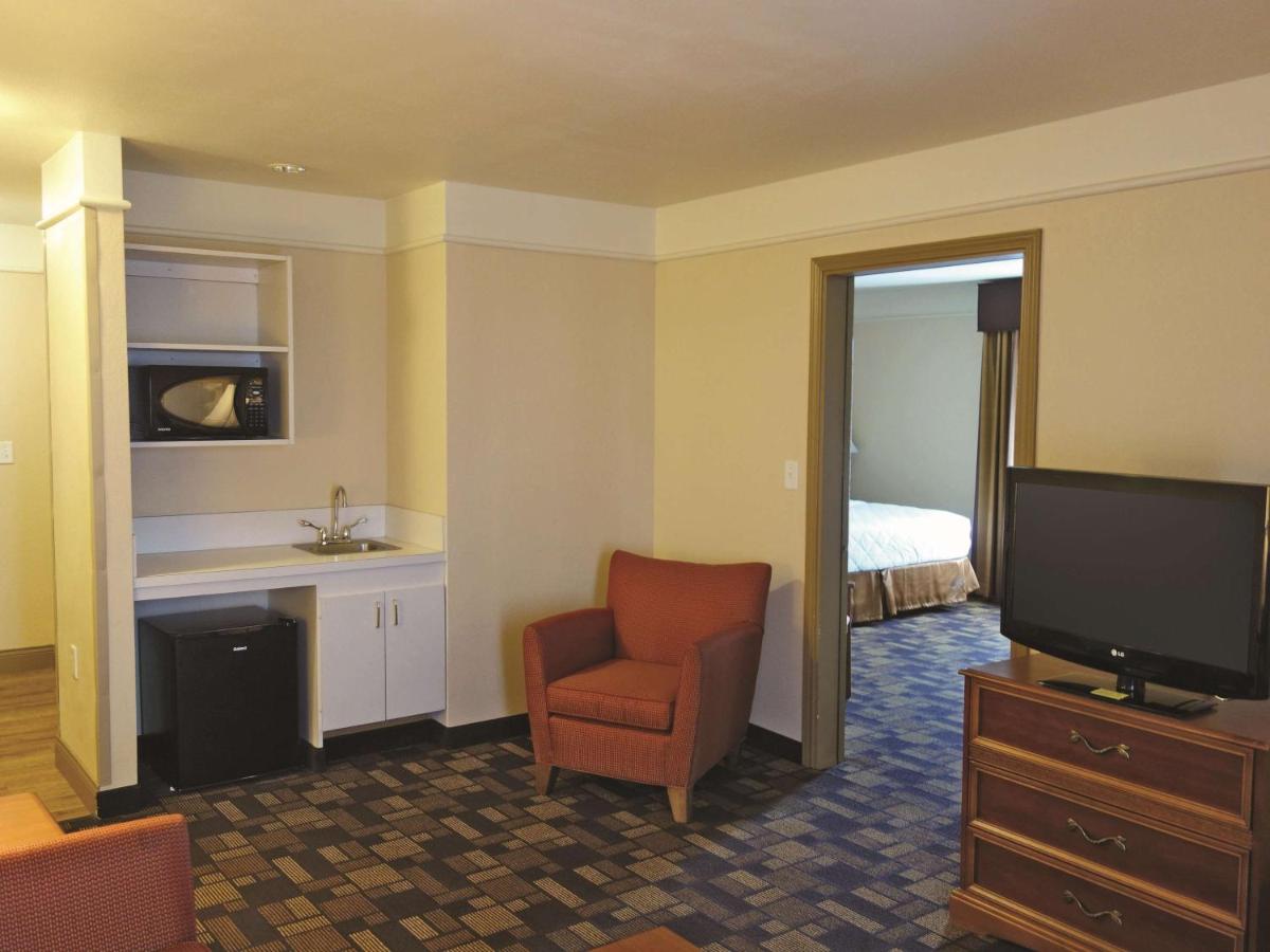 La Quinta by Wyndham Seguin - Housity