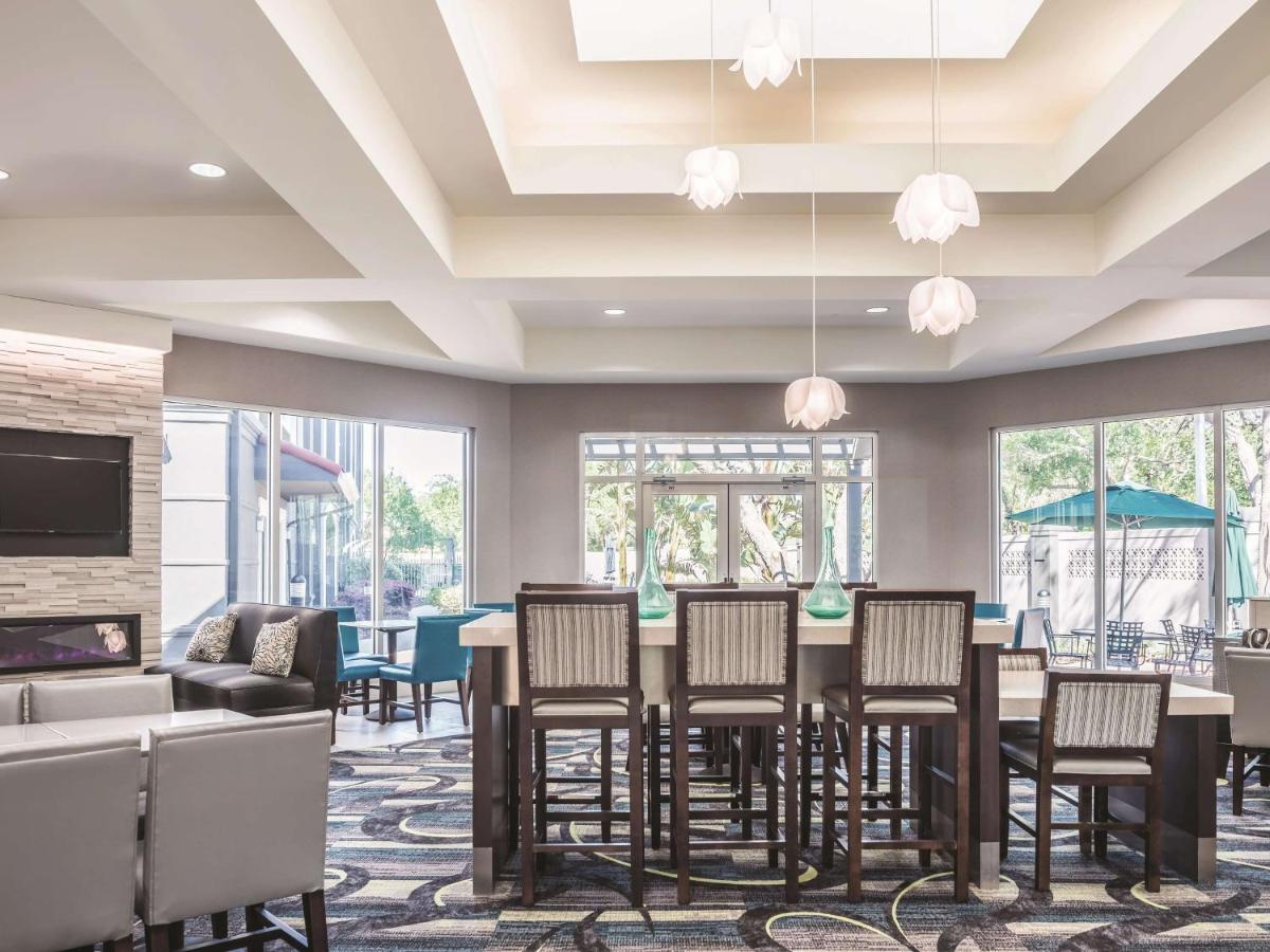 La Quinta by Wyndham Orlando Lake Mary - Housity