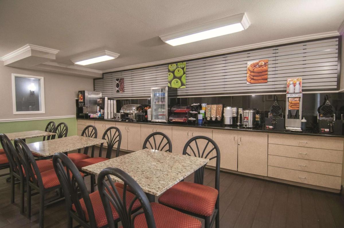 La Quinta Inn by Wyndham San Antonio Brooks City Base - Housity