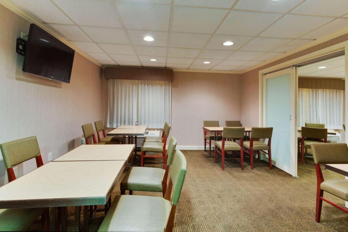 La Quinta by Wyndham Lakeland East - Housity