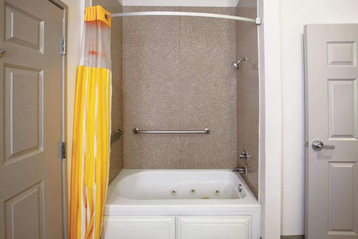 La Quinta by Wyndham Mansfield TX - Housity
