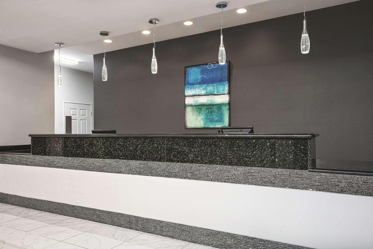 La Quinta Inn & Suites by Wyndham Mercedes Outlet Mall - Housity