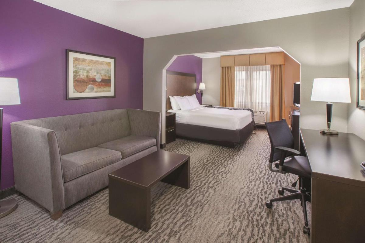 La Quinta by Wyndham Erie - Housity