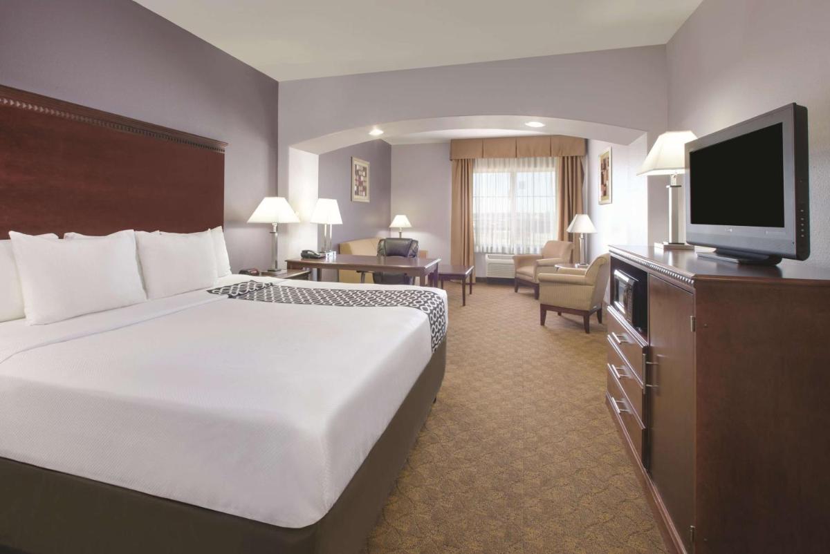 La Quinta by Wyndham Corsicana - Housity