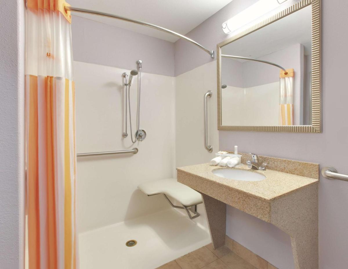 La Quinta by Wyndham Corsicana - Housity