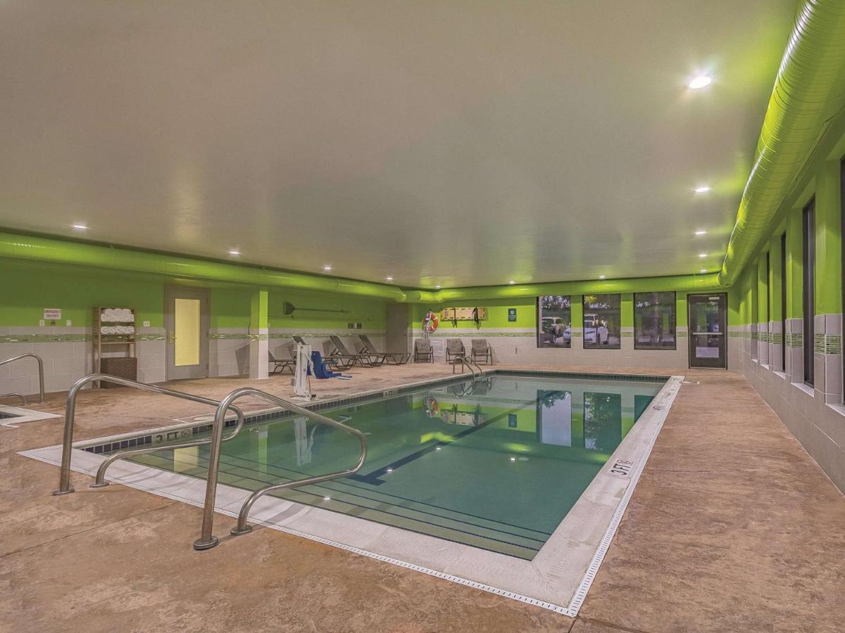La Quinta Inn & Suites by Wyndham Cleveland Airport West - Housity