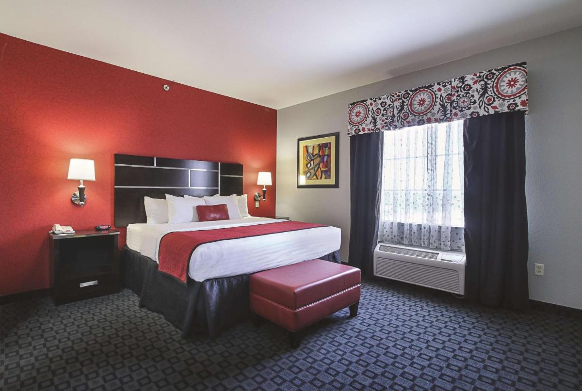La Quinta Inn & Suites by Wyndham South Dallas - Hutchins - Housity