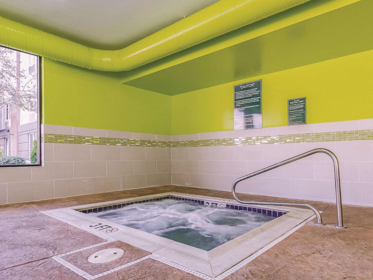 La Quinta Inn & Suites by Wyndham Cleveland Airport West - Housity