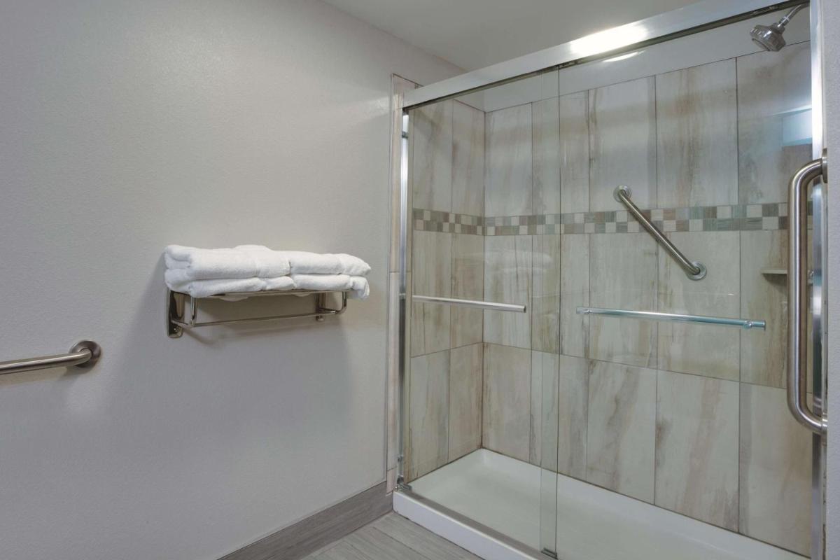 La Quinta by Wyndham Batavia - Housity