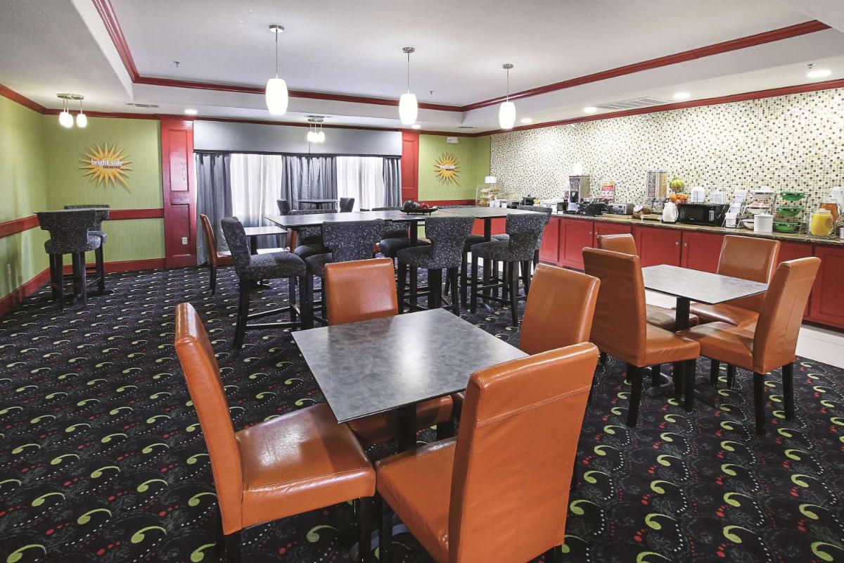 La Quinta Inn & Suites by Wyndham South Dallas - Hutchins - Housity