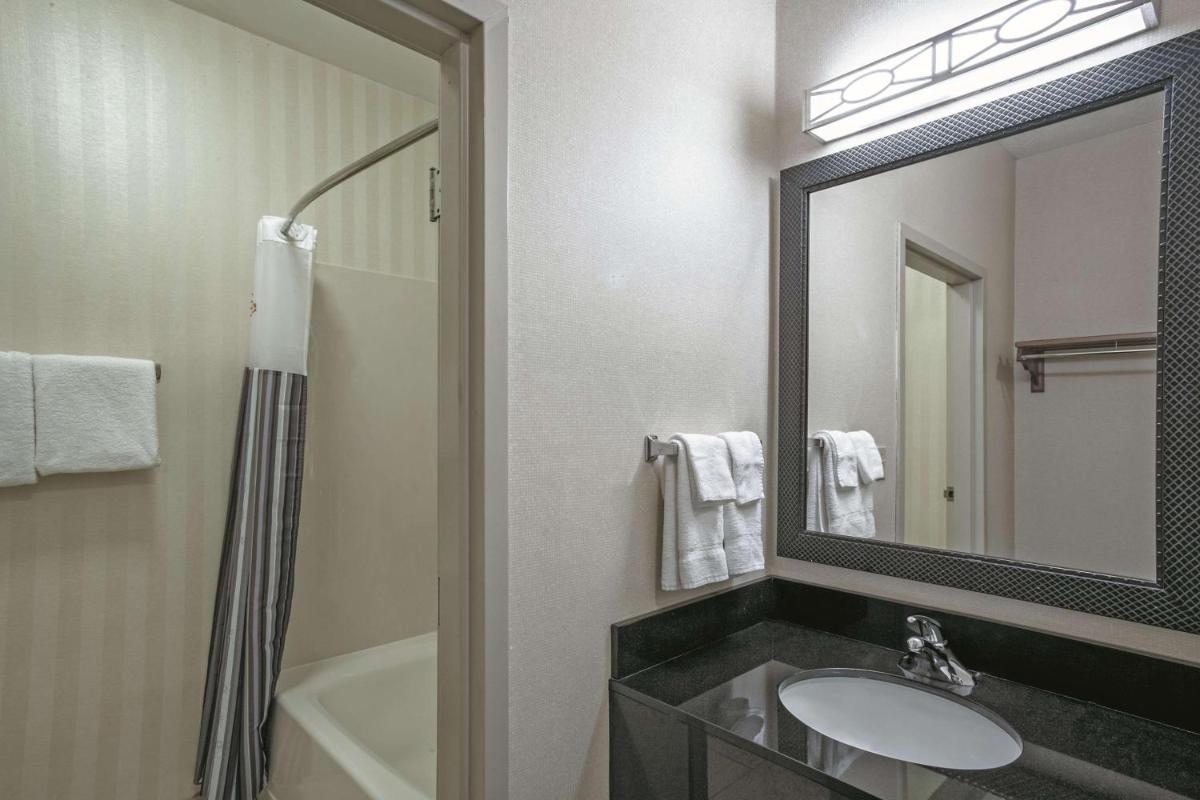 La Quinta by Wyndham Manassas Battlefield - Housity
