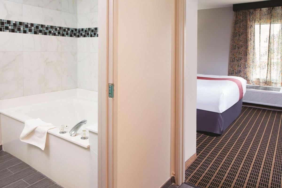 La Quinta by Wyndham Rockford - Housity