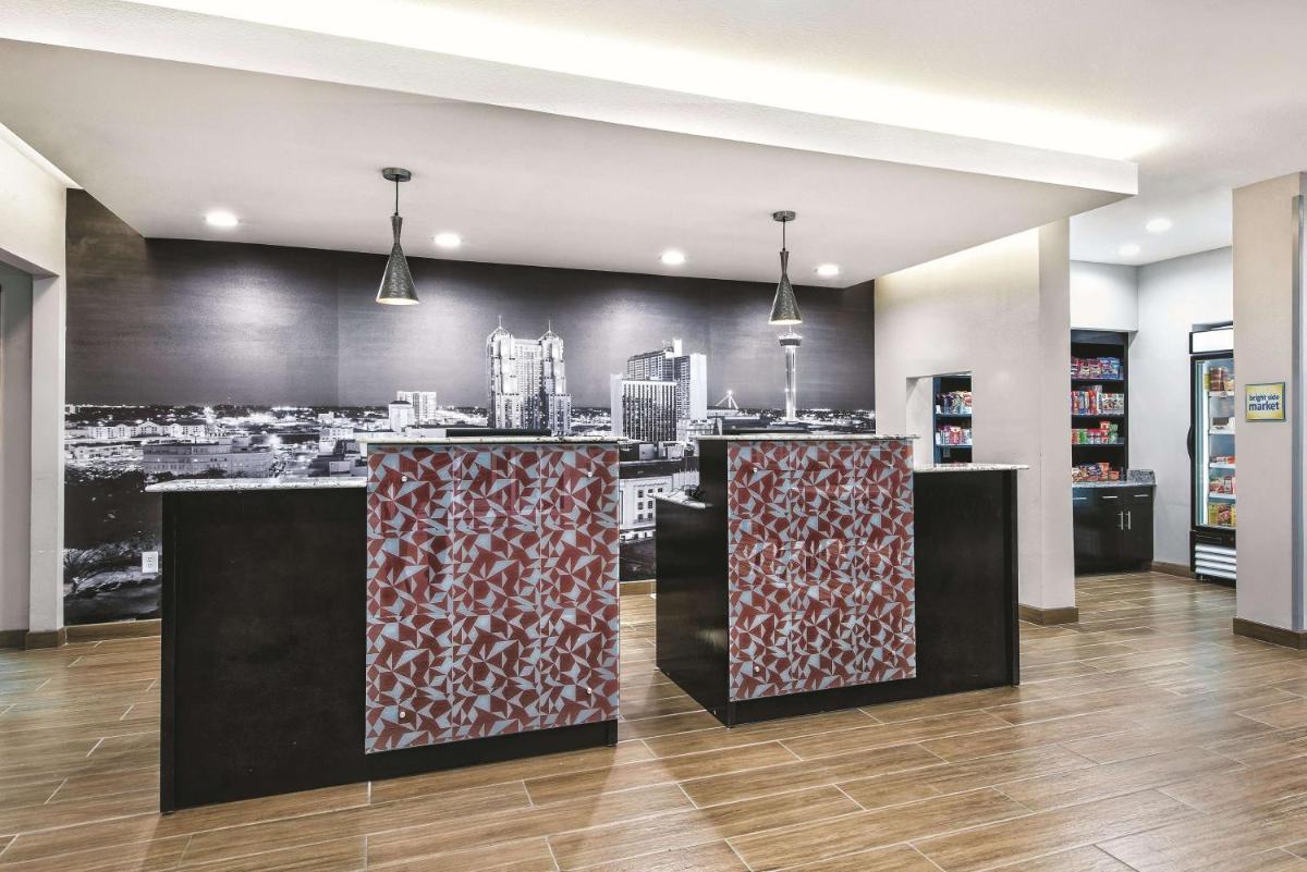 La Quinta by Wyndham San Antonio by Frost Bank Center - Housity