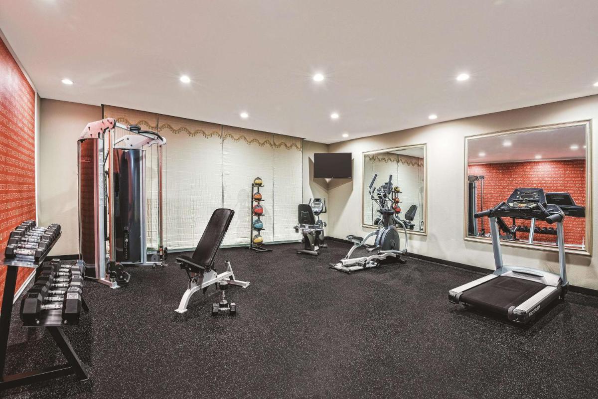 La Quinta by Wyndham San Antonio by Frost Bank Center - Housity