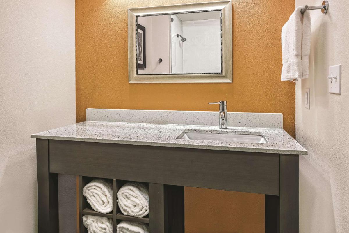 La Quinta by Wyndham San Antonio by Frost Bank Center - Housity
