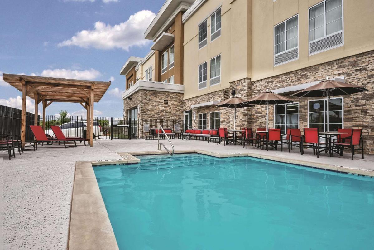La Quinta by Wyndham San Antonio by Frost Bank Center - Hizvo