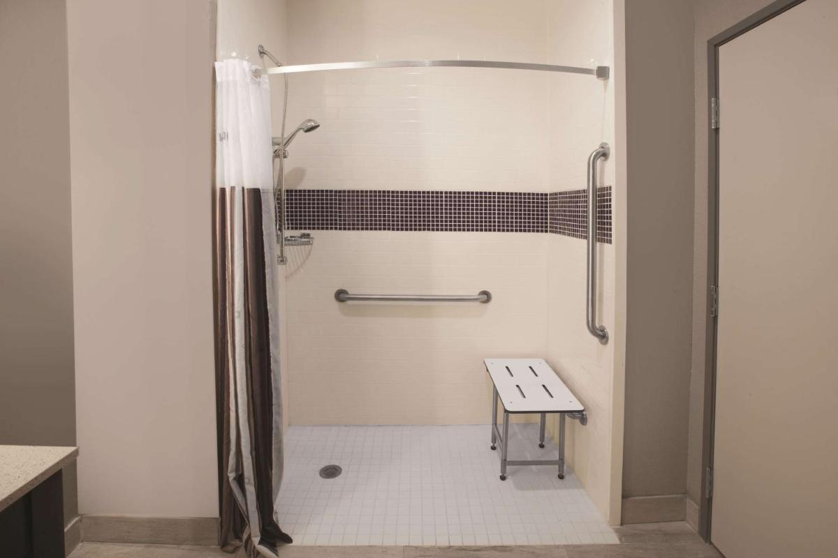 La Quinta by Wyndham Kingsville - Housity