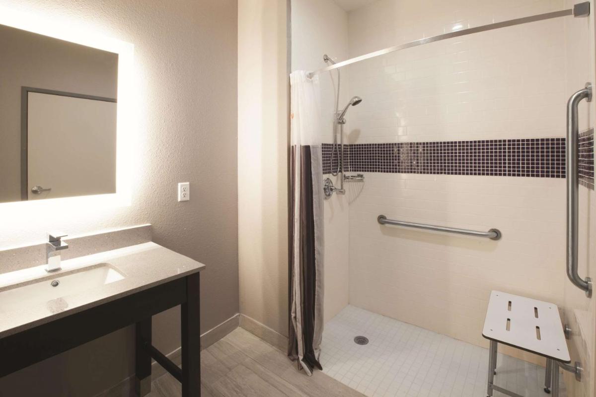 La Quinta by Wyndham Kingsville - Housity