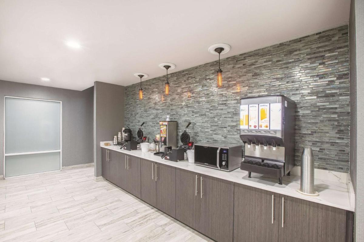 La Quinta by Wyndham Kingsville - Housity
