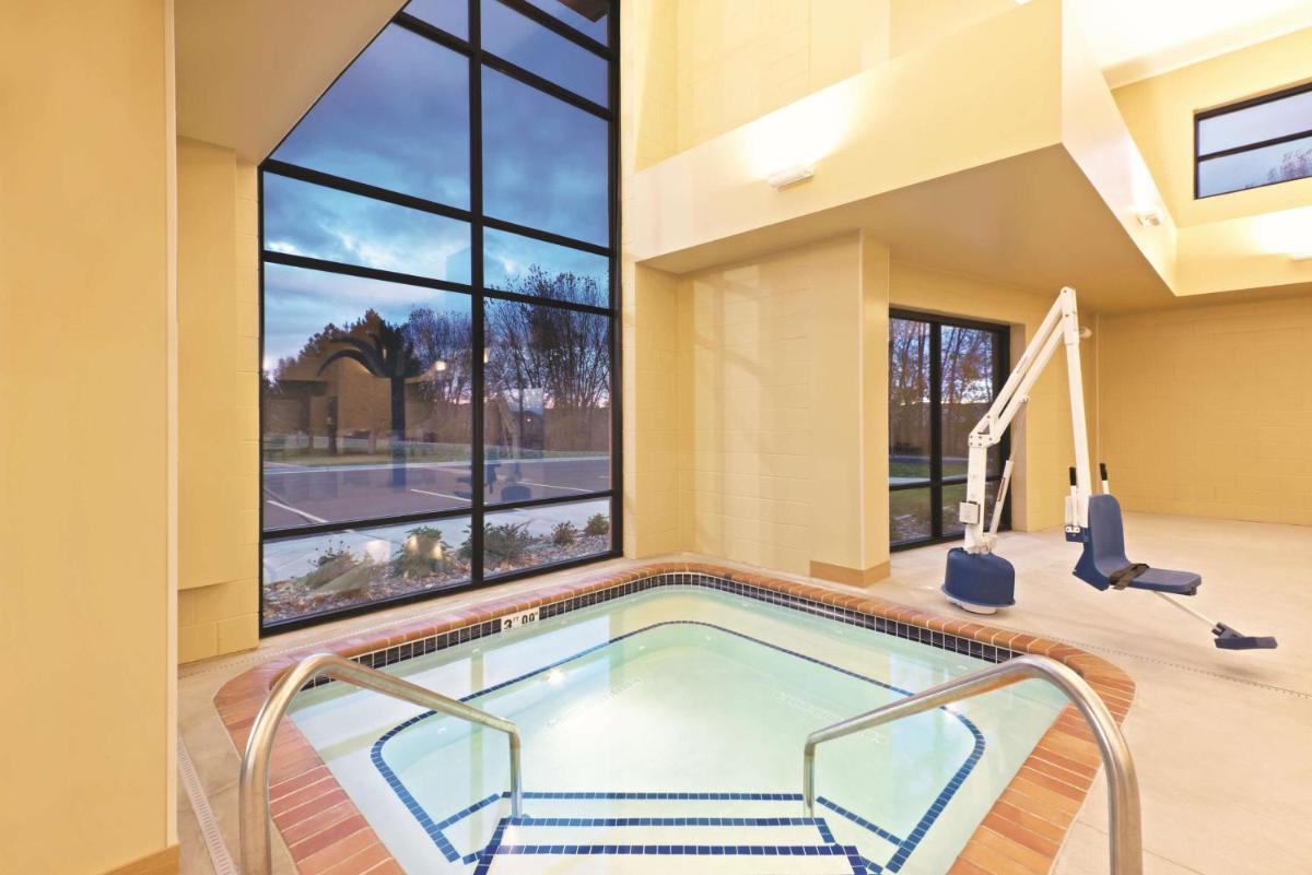 La Quinta by Wyndham Billings - Housity