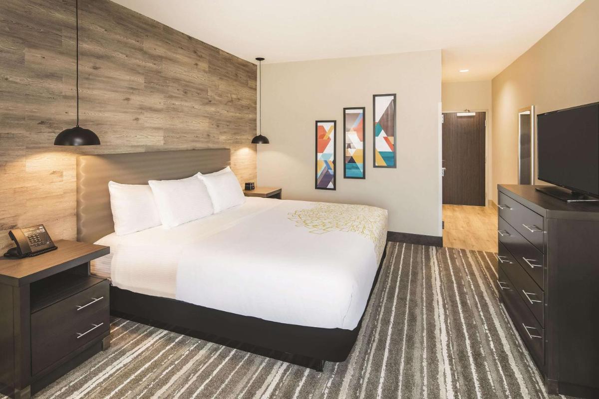 La Quinta Inn & Suites by Wyndham Atlanta South - McDonough - Housity