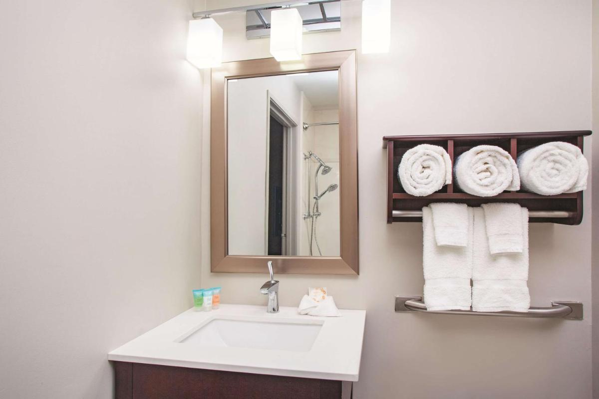 La Quinta by Wyndham Rockford - Housity