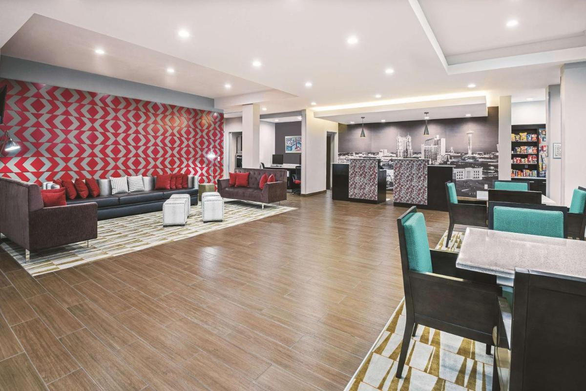 La Quinta by Wyndham San Antonio by Frost Bank Center - Hizvo