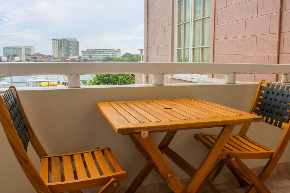 Coral Getaway at Fisherman's Point - Housity