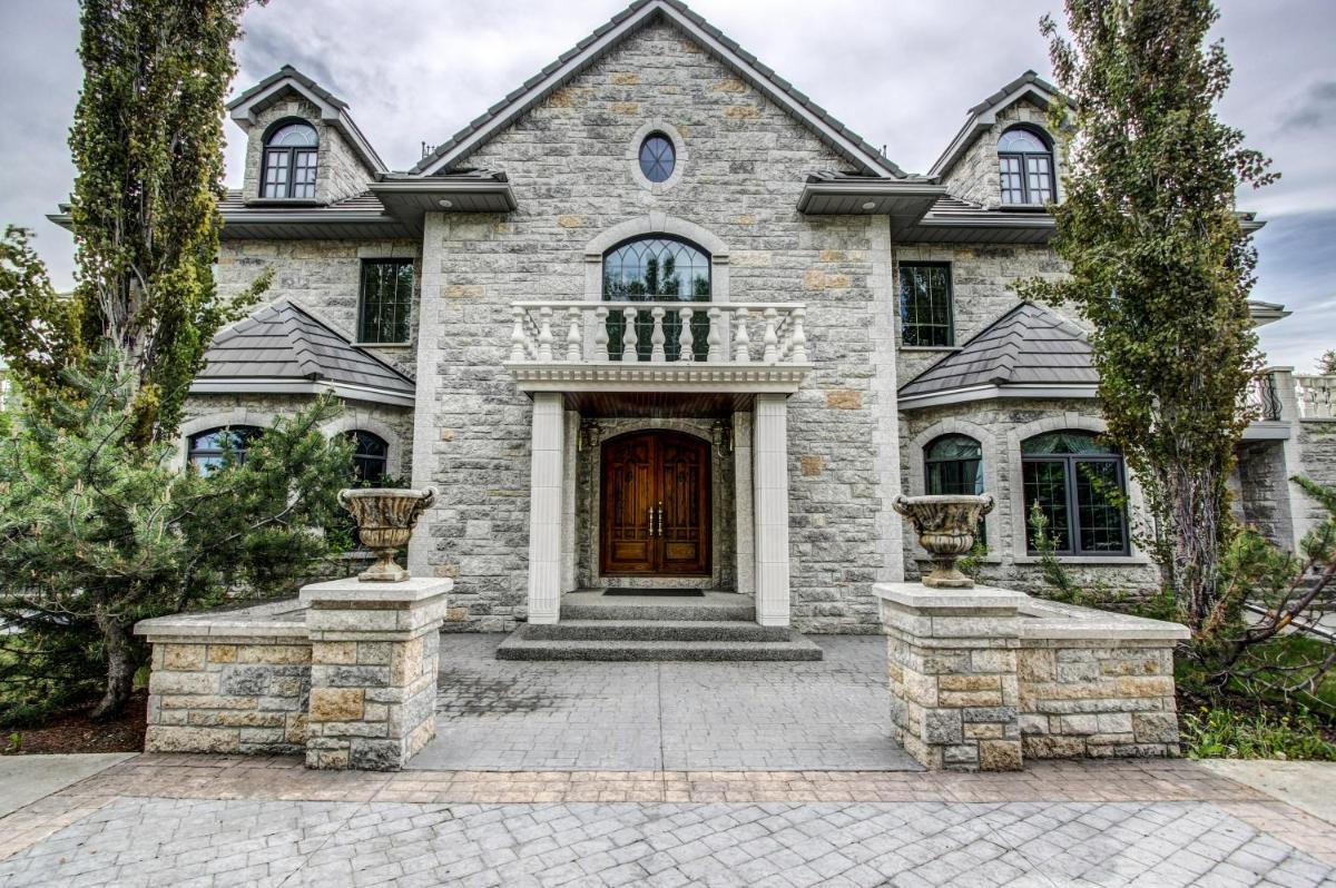 Ghost Lake Manor House - Housity