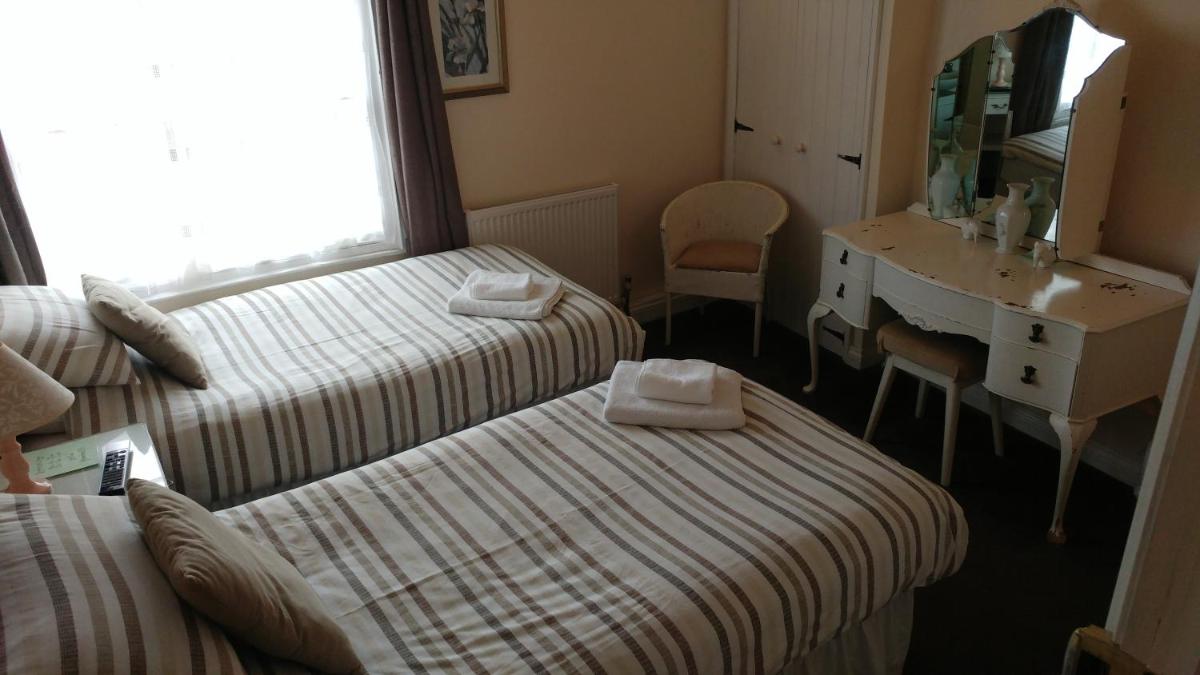 The Three Horseshoes - Housity
