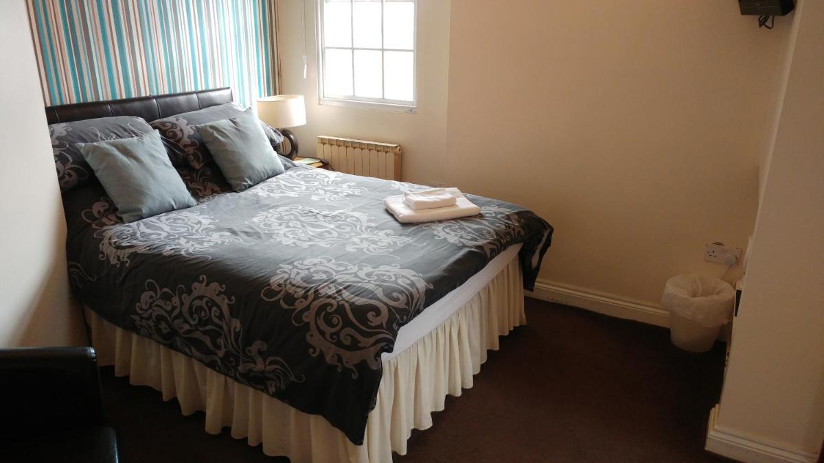 The Three Horseshoes - Housity