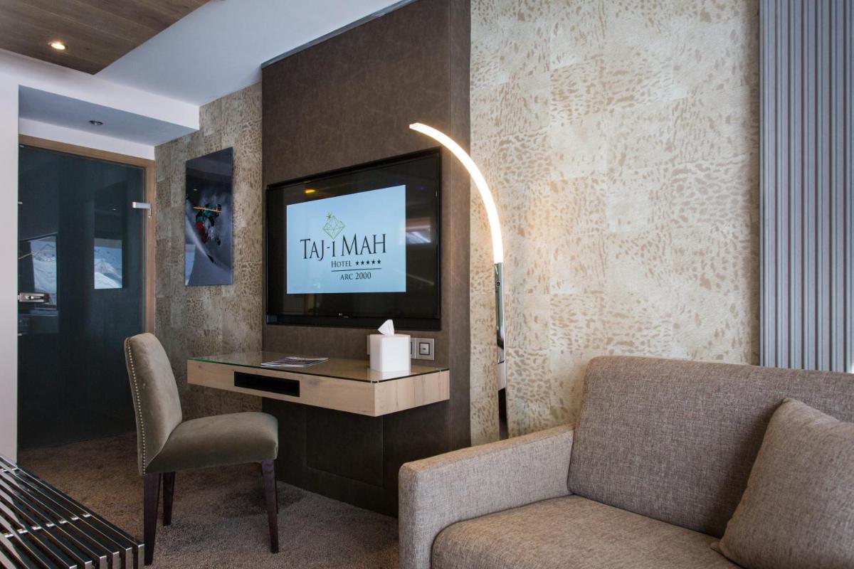 Télévision ou salle de divertissement dans l'établissement Hôtel Taj-I Mah by Les Etincelles