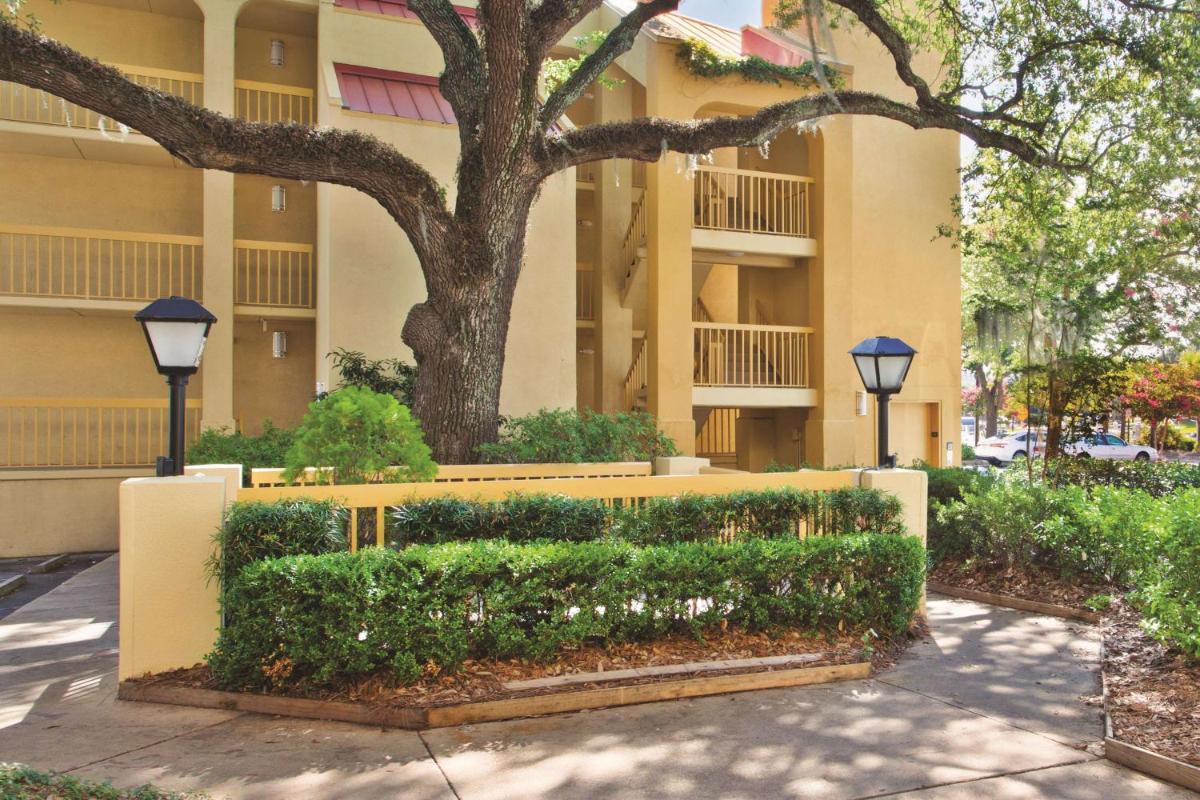La Quinta by Wyndham Charleston Riverview - Housity