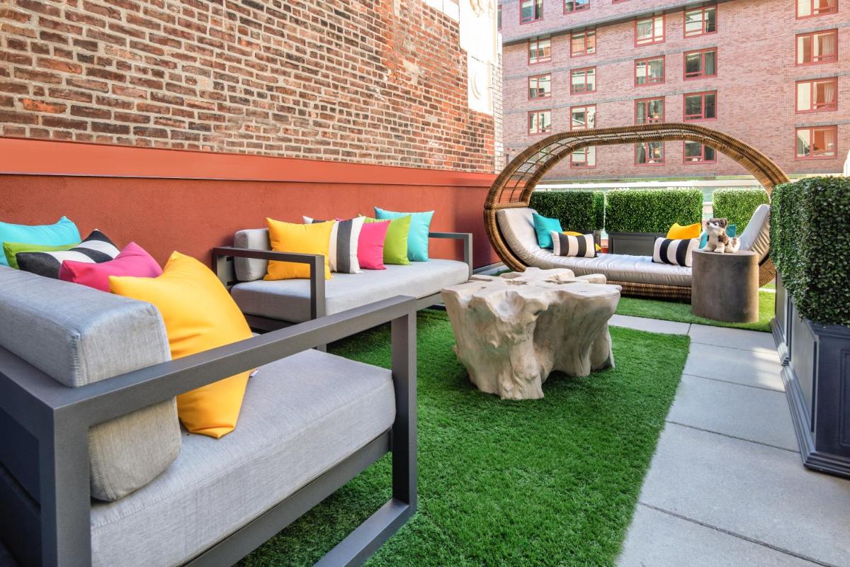 Staypineapple, An Artful Hotel, Midtown New York - Housity