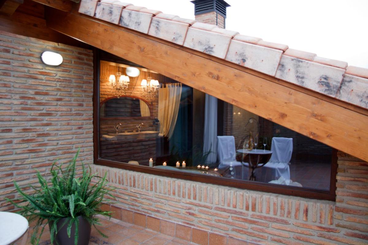 una ventana de un restaurante con mesa y sillas en Hospederia de los Parajes, en Laguardia