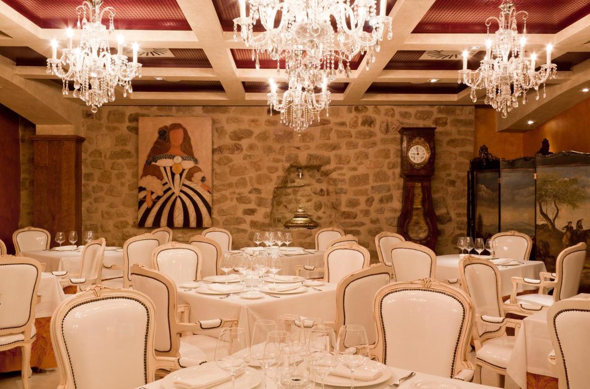 Un restaurante o sitio para comer en Hospederia de los Parajes