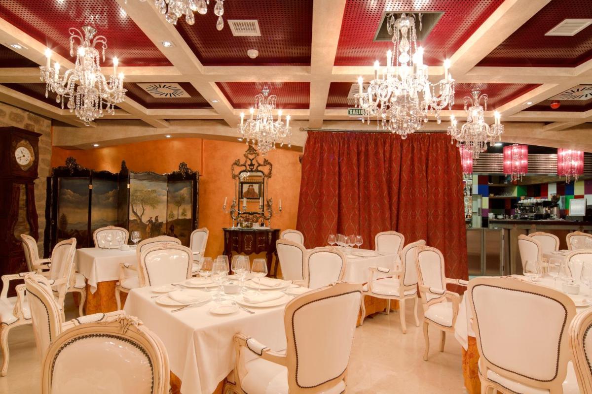 Un restaurante o sitio para comer en Hospederia de los Parajes