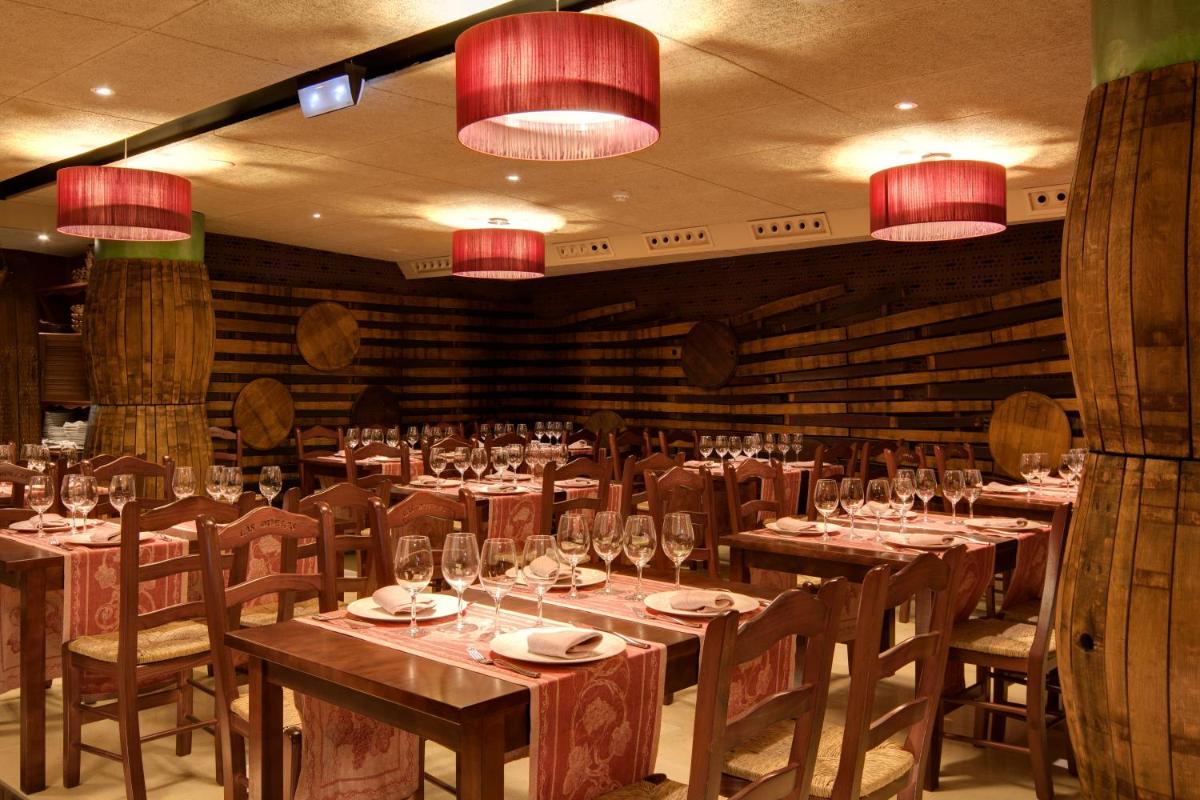 Un restaurante o sitio para comer en Hospederia de los Parajes