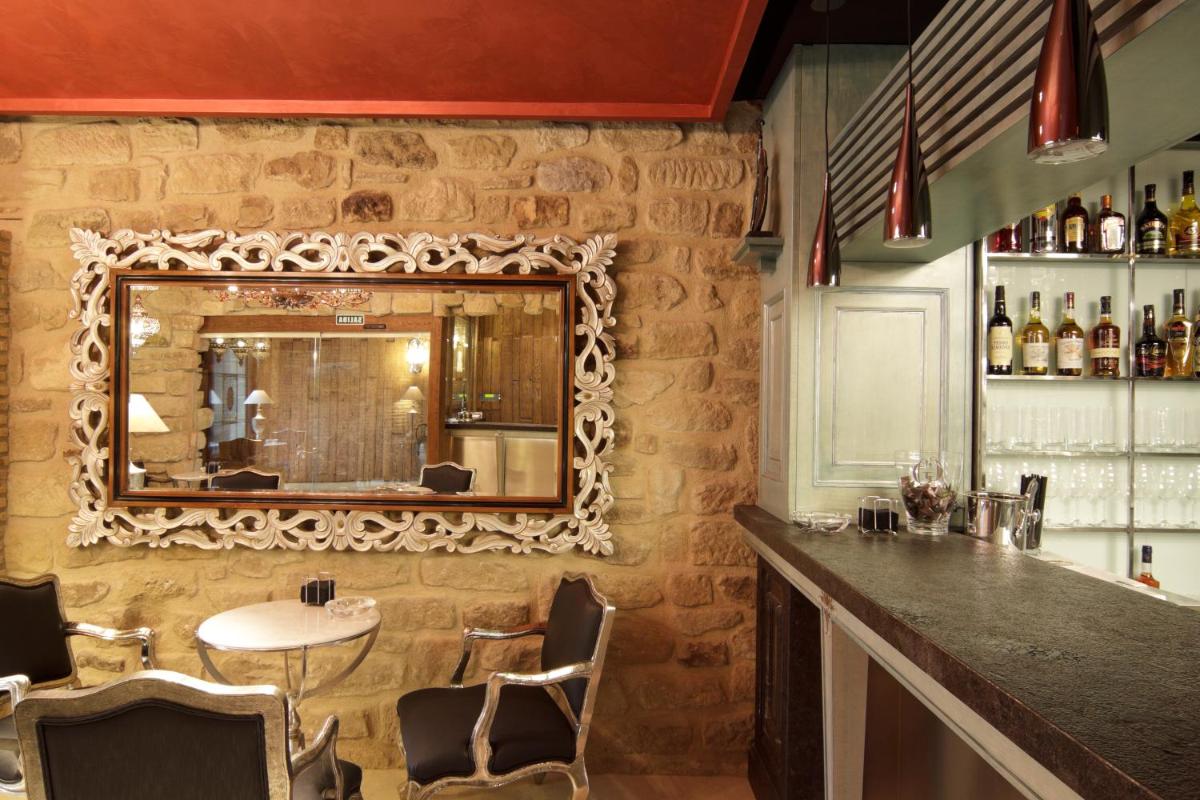 El salón o zona de bar de Hospederia de los Parajes