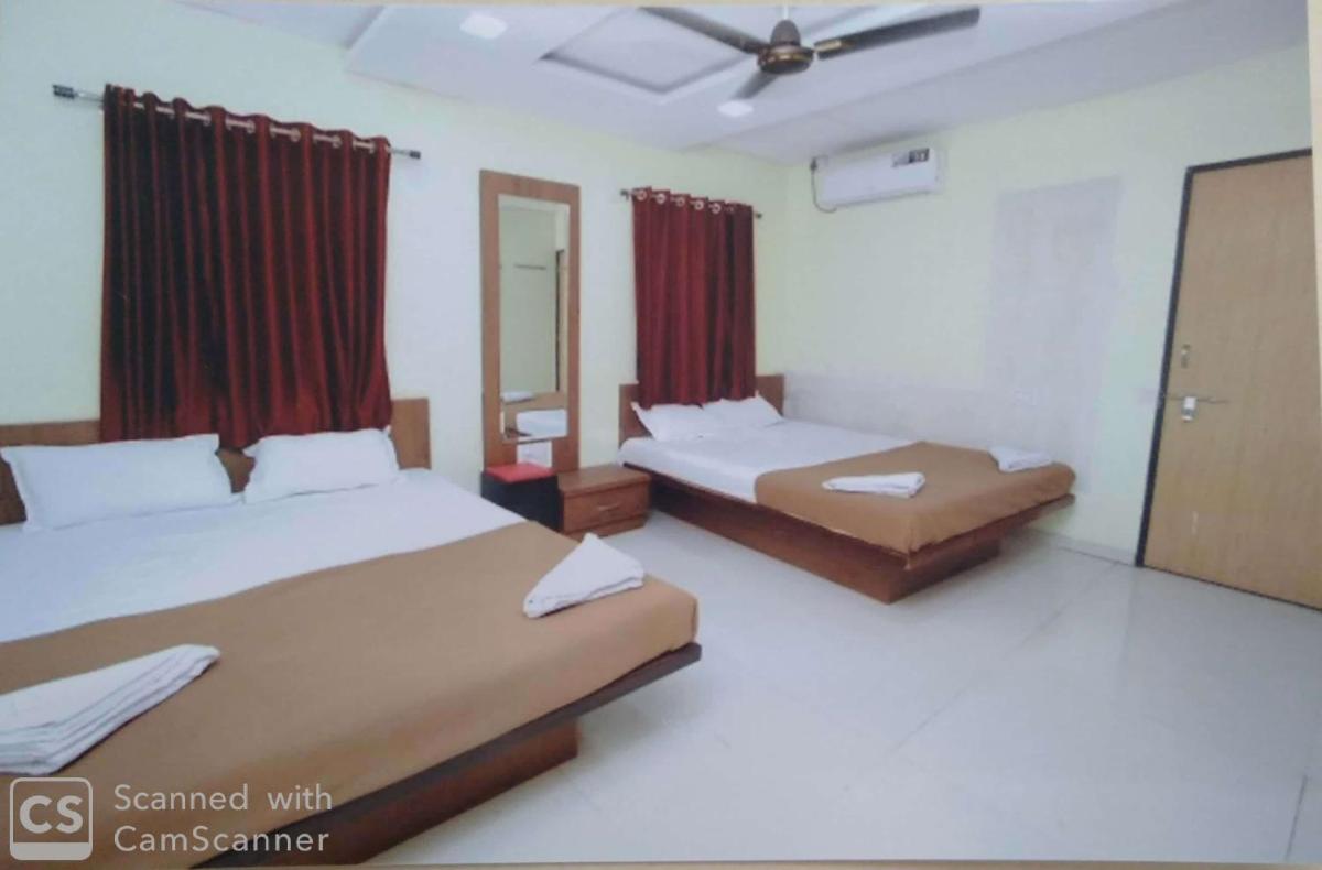 Rajhuns Deluxe Lodging - Housity