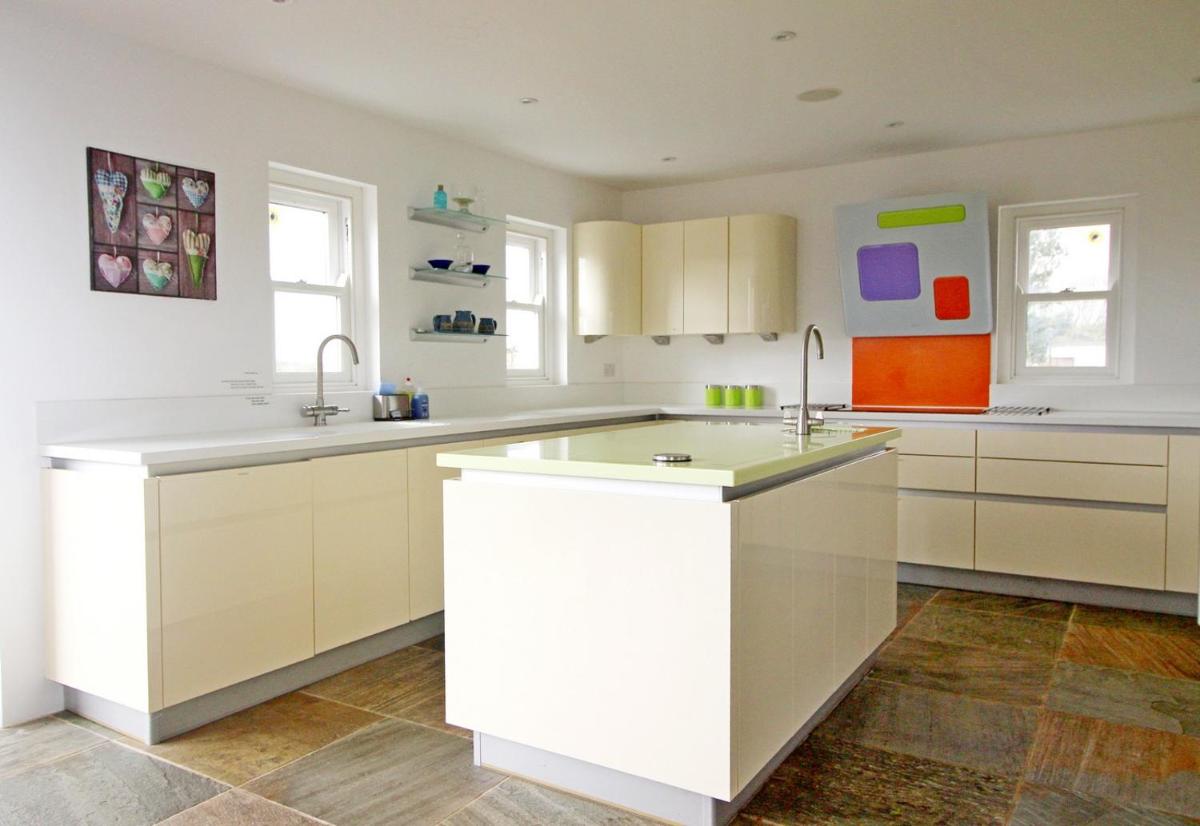 Beautiful modern house in the heart of Gower - Housity