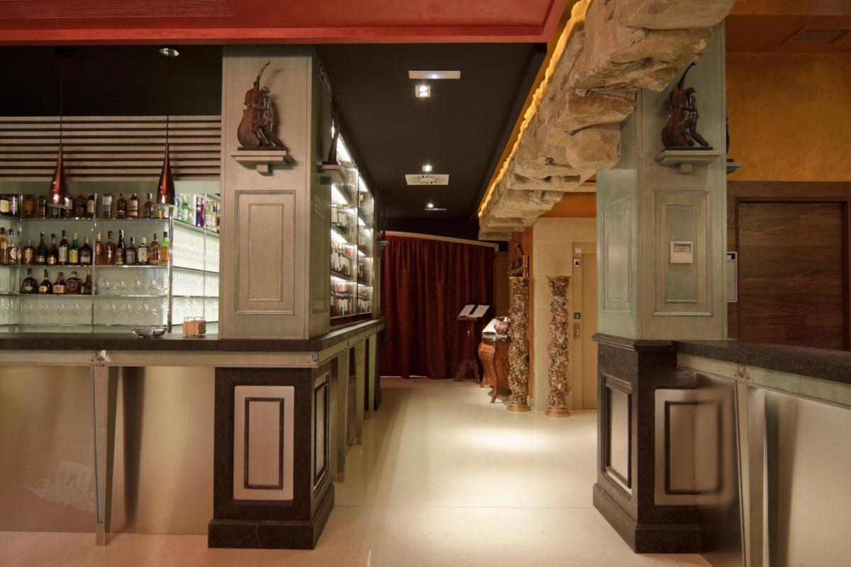 El salón o zona de bar de Hospederia de los Parajes