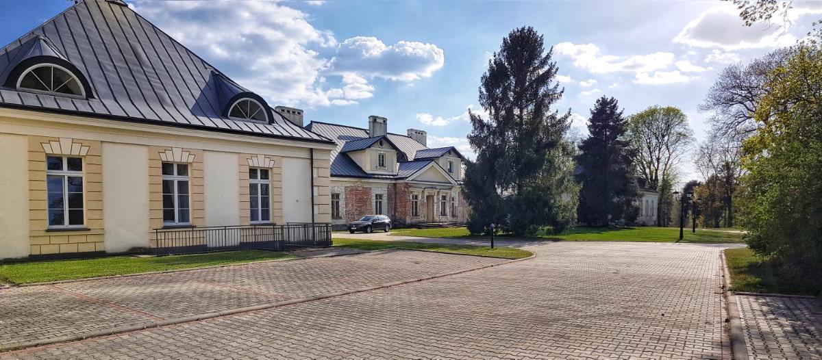 Pałac w Krzelowie - Housity