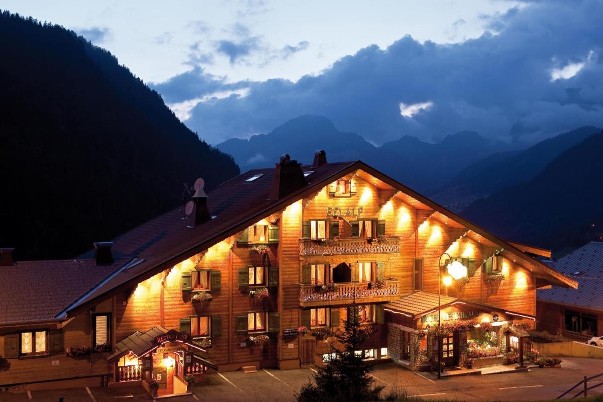 Vue générale sur la montagne ou vue sur la montagne depuis l'hôtel