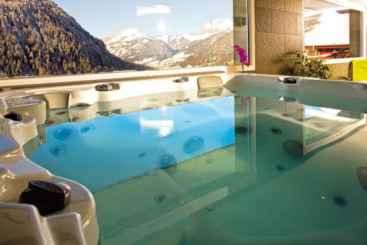 Vue générale sur la montagne ou vue sur la montagne depuis l'hôtel