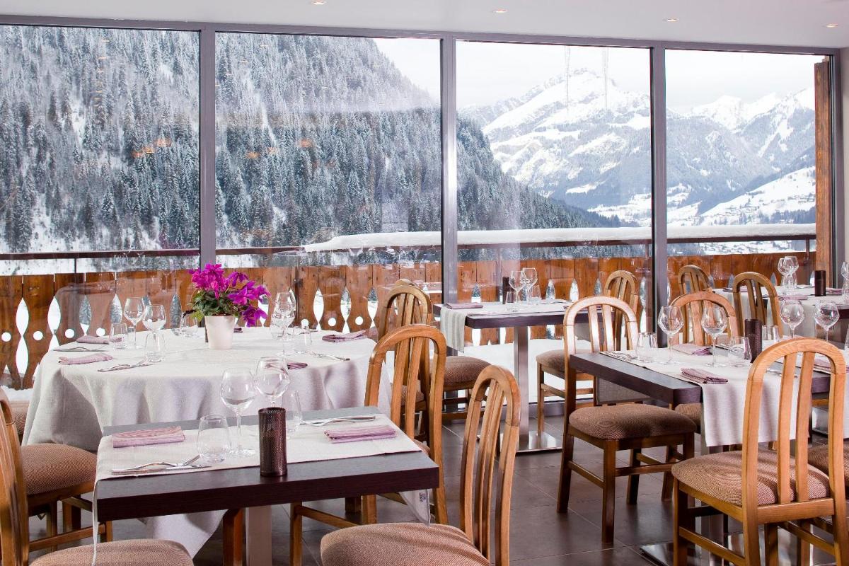 Vue générale sur la montagne ou vue sur la montagne depuis l'hôtel