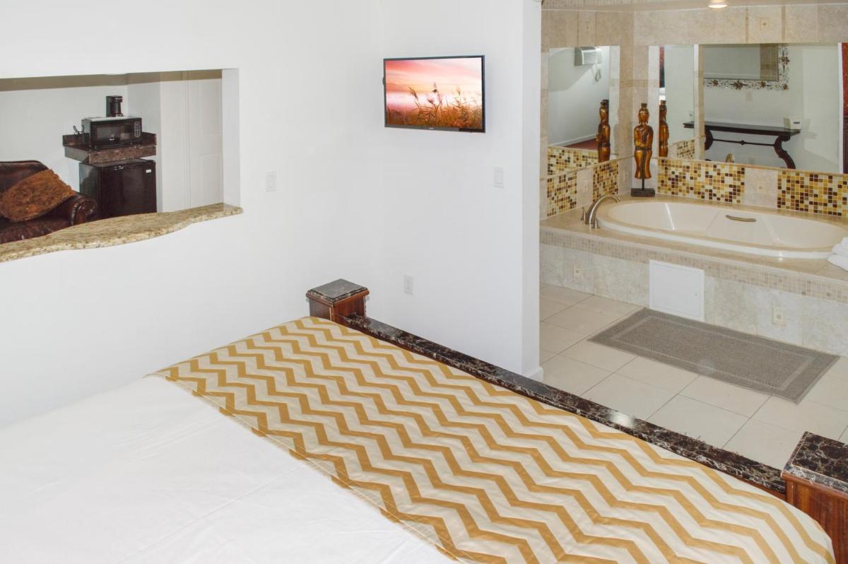 Travelodge by Wyndham Manhasset - Housity