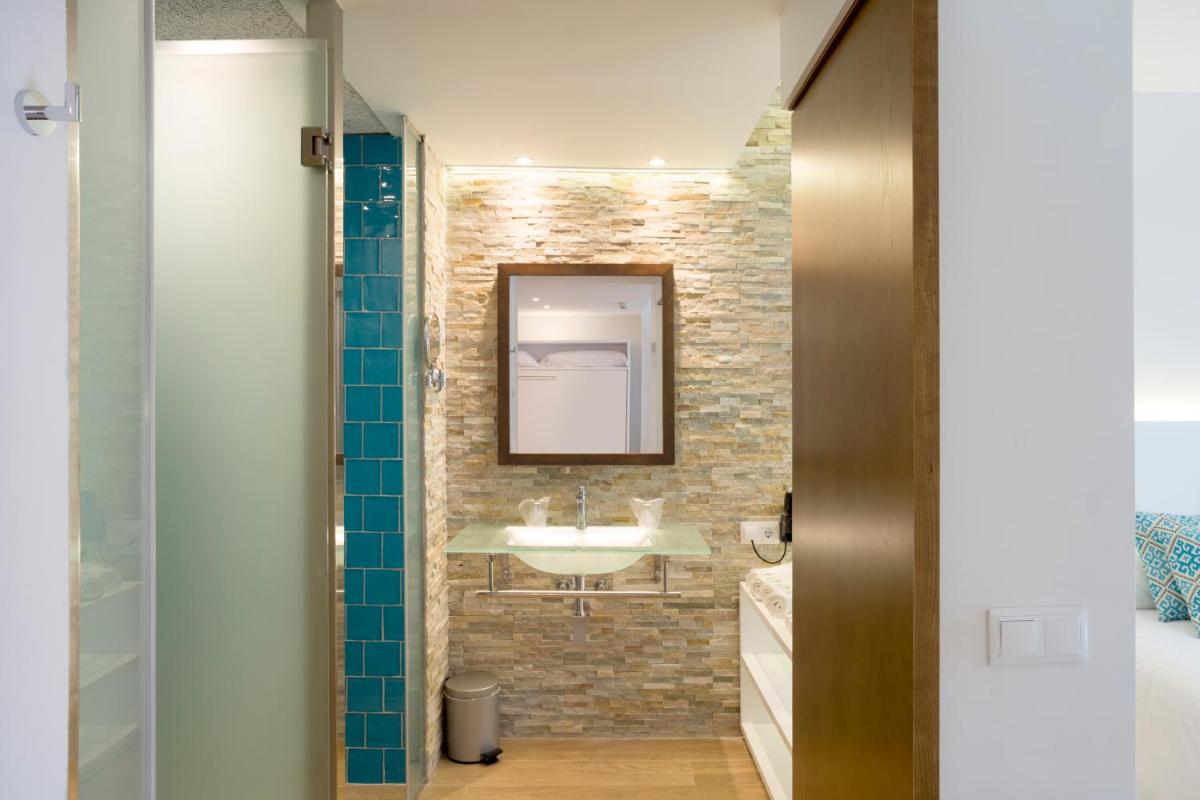 Un baño de Mar Hotels Playa Mar & Spa