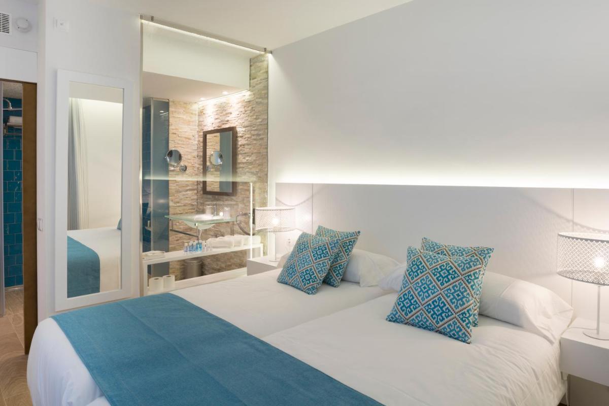 Cama o camas de una habitación en Mar Hotels Playa Mar & Spa